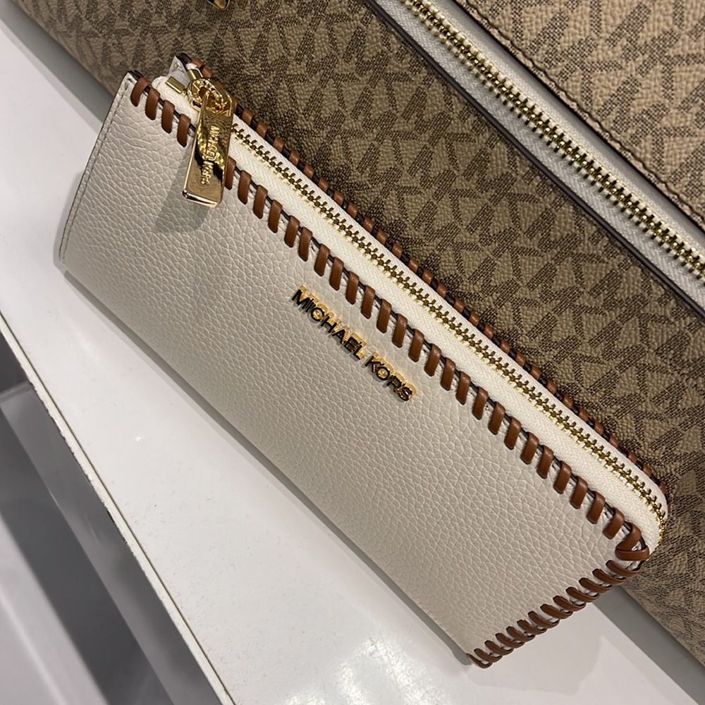 Michael Kors Jet Set Travel Large Pebble Leather Quarter-Zip Wallet
NWT - Picture 15 of 16